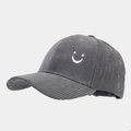 Detail der grauen Cord-Baseballkappe mit minimalistischer weißer Smiley-Stickerei - Verstellbar / Grau