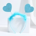 Detalle de diadema azul con corazones de purpurina y plumas en un soporte de exhibición - Diadema de Plumas de Corazón con Purpurina Azul (No. 31)