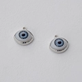 Gros plan de pendentifs œil bleu avec cadre argenté et détails de l'iris et boucle d'attache - Ton Argent (Oeil Bleu)