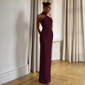 Dettaglio di un elegante abito bordeaux con scollo all'americana e collare in metallo dorato - Taglia M / Borgogna