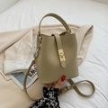 Sac seau chic en cuir PU kaki avec détails dorés et bandoulière pour femmes - Vert réglisse