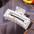 Detail einer großen Halloween-Haarklammer mit Kürbis-, Fledermaus- und Geist-Prints - Halloween Druck / Weiß