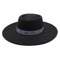Détail d'un chapeau en feutre de laine à large bord avec ruban décoratif jacquard bleu - M(56-58cm) / Noir