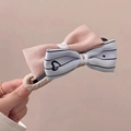 Barrette à cheveux avec nœud superposé rose et bleu à motifs cœurs et dentelle - Pince Bec de Canard Noeud Patchwork / Abricot + Rayé Bleu