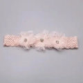 Bandeau bébé en dentelle rose avec trois fleurs en maille délicates et strass brillants - 3 Fleurs en Strass