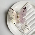 Primer plano de pinza para el cabello de mariposa en acrílico degradado con pedrería - Morado