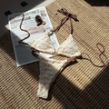 Ensemble bikini dos nu sexy avec texture ajourée crème et cordons marron - S / Abricot