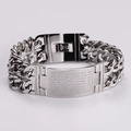Dettaglio del bracciale a catena cubana in acciaio inox con incisione della preghiera spagnola - Grande / Color Acciaio