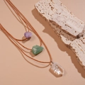 Detalle de collar ajustable de tres capas con colgantes de amatista, aventurina y cristal de cuarzo - Púrpura (Juego de 3 piezas)