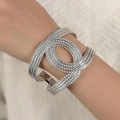Bracelet manchette argenté à texture tissée avec design emblématique du logo C entrelacé - Bracelet manchette en C emboîté à texture tissée argentée