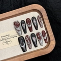 Unghie press-on gotiche in nero e rosso vino con croci cromate argentate in rilievo - XS / Stile Gotico con Spina in Metallo 3D (3087)