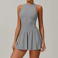 Robe de tennis grise sans manches à col montant avec fermeture éclair et short - Gris Rhino