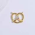 Exquisito colgante corazón pretzel de plata S925 con circonitas y baño de oro - Colgante de corazón pretzel dorado con circonita blanca