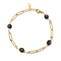 Dettaglio di un bracciale a catena a graffetta dorata con cinque pietre naturali nere sfaccettate - Nero