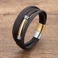 Gros plan détaillé d'un bracelet multicouche en cuir tressé marron à fermoir magnétique - Or blanc