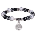 Dettaglio di perline in pietra di marmo nero opaco e bianco con ciondolo Albero della Vita - Bracciale in Howlite Bianca