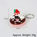 Porte-clés donut chocolat avec détails fraise et perles sur fond blanc pur - Décoration beignet fraise rose (avec porte-clés) / 4.50cm / Marron