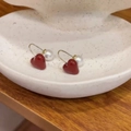 Französische Vintage-Ohrringe mit rotem Herz und Perle an eleganten Goldhaken - Rot