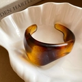Macro-opname van barnsteenkleurige hars open manchetarmband met schildpadpatroon - 4# Onregelmatige Koffie Stijl (4#手镯-咖色-不规则)