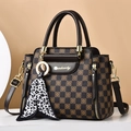 Bolso de mano marrón con diseño de cuadros, pañuelo de leopardo y correa ajustable - Estampado Café con Café
