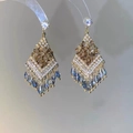 Detalle de pendientes de mariposa con gotas de cristal azul y circonitas brillantes - Flor Geométrica Gota de Agua Azul / Dorado-Azul