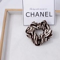 Dettaglio dell'elastico in tessuto con stampa zebra marrone su vassoio elegante - Zebra Marrone