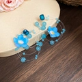 Detailansicht blauer Stoffblumen-Ohrringe mit Perlenquasten und Kristallakzenten - Blau