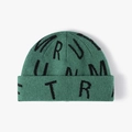 Gorro de punto verde oscuro con estampado jacquard de letras negras y borde doblado - Verde Pavo Real
