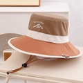 Dettaglio del cappello da sole tricolore per bambini con ricamo e trama del tessuto - 54cm (3-8 anni) / caffè