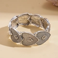 Vista dettagliata del bracciale a cuore in argento vintage con rilievo floreale - Bracciale - Argento