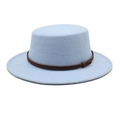 Détail macro du chapeau boater en laine bleu clair avec bande en cuir marron - M (56-58cm) / Bleu Ciel