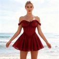 Rode off-shoulder korset mini-jurk met kant en ruches op een zonnig strandbed - L / Rood