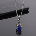 Détail du pendentif griffe de dragon argentée tenant une perle bleue sur chaîne box - Griffe de Bête Perle Bleue