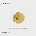 Détail d'un pendentif soleil plaqué or PVD avec pierre verte et relief - DFC61709-Pendentif Étoile Pierre Gemme Dorée
