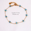 Dettaglio del bracciale in acciaio inossidabile placcato oro 14k con perline blu e chiusura - Bracciale di Perline Blu Turchese