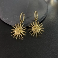 Orecchini a sole e cuore in acciaio al titanio placcato oro 18K per donna - Sole Sorridente d'Oro