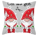 Detailansicht des Weihnachts-Kissenbezugs mit Gnomen, roten Hüten und Cut and glue Aufdruck - Stil 1