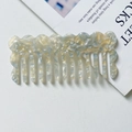 Details des grobzinkigen Marmor-Acetat-Kamms mit blau-beige gewelltem Randdesign - Grau
