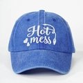 Detalle del bordado blanco Hot mess con corazón en una gorra de béisbol de mezclilla lavada - Azul Zafiro