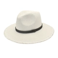 Dettaglio dei bordi sfilacciati di un cappello di paglia bianco con fascia nera e fibbia - M (56-58cm) / Bianco puro