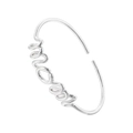 Dettaglio macro dell'anello aperto con lettere MOM in argento con finitura lucida - Oro Bianco