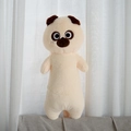 Détail du peluche chien long beige aux yeux ronds et nez brun sur fond de rideau élégant - 65cm / Pékinois