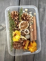 Dettaglio kit fiori secchi natalizi fai-da-te con pigne, cannella e fette di agrumi - Scatola di frutta secca n. 1