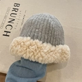 Berretto invernale in maglia grigia con bordo in ecopelliccia crema caldo e chic - Taglia unica / Grigio