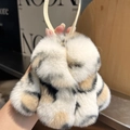 Detalle de un llavero mini abrigo de piel con estampado de leopardo y textura suave - Leopardo Claro