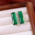 Macro de pendientes rectangulares verde esmeralda con garras de plata sobre tela color beige - Base Plateada - Verde Esmeralda - Rectángulo