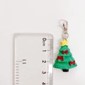 Cartonnen kerstboom hanger van hars met karabijnsluiting getoond naast een liniaal - Kerstboom Hanger