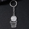 Détail d'un porte-clés avec pendentif panier de basket et ballon en finition argentée - Argenté