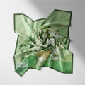 Détail d'un foulard en soie avec l'imprimé Van Gogh Les Roses Blanches et motif floral vert - 53cm / Roses blanches - Van Gogh