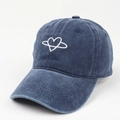 Dettaglio cappello da baseball in denim lavato blu con ricamo a cuore e impunture - Blu Notte